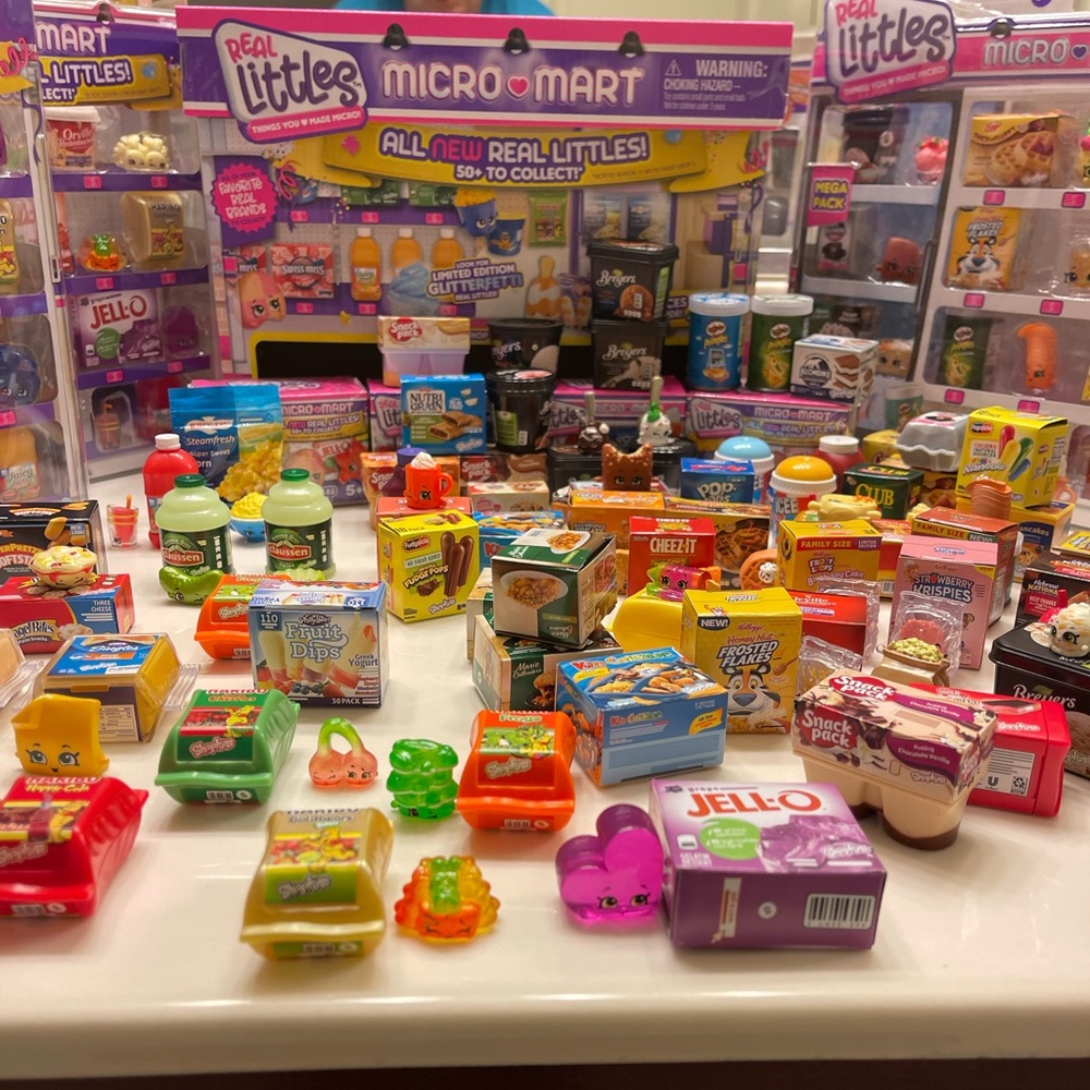 Random lot of 8 SHOPKINS Real Littles Micro Mart.Packages ARE NOT included.